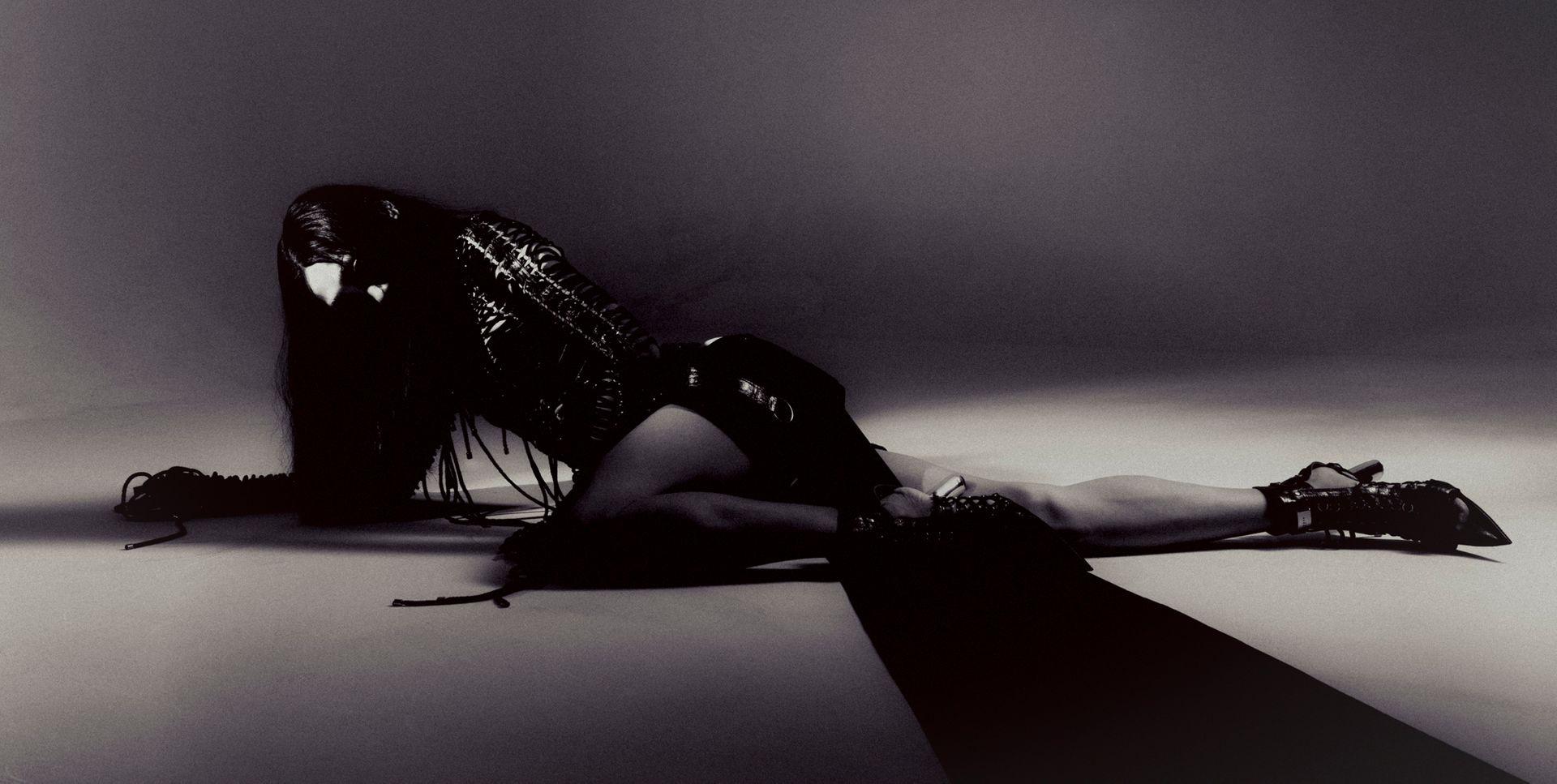 „Enter the Void”: mroczna, hipnotyzująca sesja młodego fotografa Miko Marczuka. Te zdjęcia wciągają